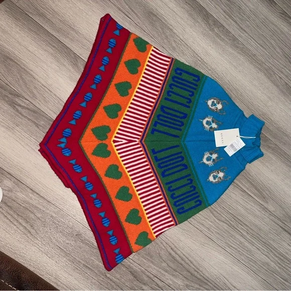 I’m selling this gucci poncho because, my daughter doesn’t like turtle necks. - Picture 4 of 5